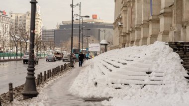 Kışın ilk günü, Romanya 'nın Bükreş kentinde yoğun kar yağdı