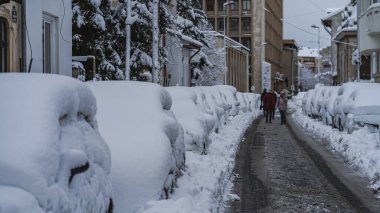 Romanya 'nın Bükreş kentinde kışın ilk günü, karla kaplı arabalar