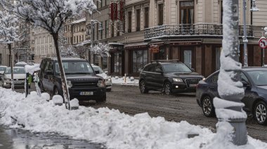 Romanya 'nın Bükreş kentinde kışın ilk günü, karla kaplı arabalar