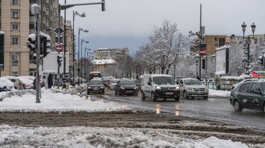 Romanya 'nın Bükreş kentinde kışın ilk günü, karla kaplı arabalar
