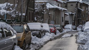 Romanya 'nın Bükreş kentinde kışın ilk günü, karla kaplı arabalar
