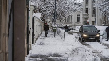 Romanya 'nın Bükreş kentinde kışın ilk günü, karla kaplı arabalar