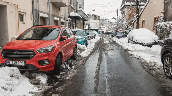 Romanya 'nın Bükreş kentinde kışın ilk günü, karla kaplı arabalar