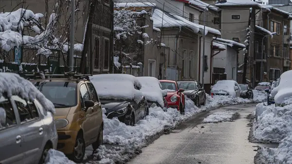 Mit Schnee Bedeckte Autos Erster Wintertag Bukarest City Rumänien Stockbild