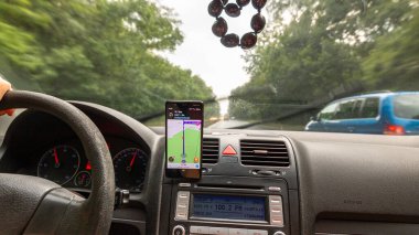 Şehirdeki yolu göstermek için Waze haritalarını gösteren akıllı telefon. Waze haritaları kullanan sürücü