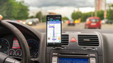 Şehirdeki yolu göstermek için Waze haritalarını gösteren akıllı telefon. Waze haritaları kullanan sürücü