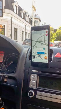 Şehirdeki yolu göstermek için Waze haritalarını gösteren akıllı telefon. Waze haritaları kullanan sürücü