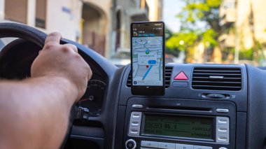Şehirdeki yolu göstermek için Waze haritalarını gösteren akıllı telefon. Waze haritaları kullanan sürücü