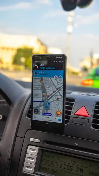 Smartphone Mostrando Mapas Waze Para Mostrar Camino Través Ciudad Conductor Fotos de stock libres de derechos