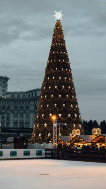 Bükreş Noel Pazarı 'nda insanlar eğleniyor