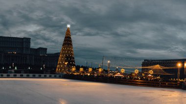 Bükreş Noel Pazarı 'nda insanlar eğleniyor