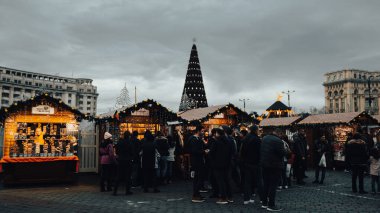 Bükreş Noel Pazarı 'nda insanlar eğleniyor