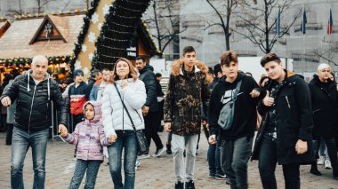 Bükreş Noel Pazarı 'nda insanlar eğleniyor