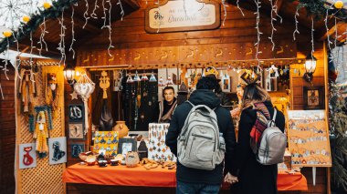 Bükreş Noel Pazarı 'nda insanlar eğleniyor