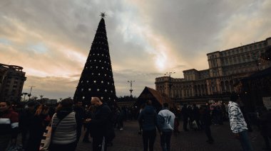 Bükreş Noel Pazarı 'nda insanlar eğleniyor