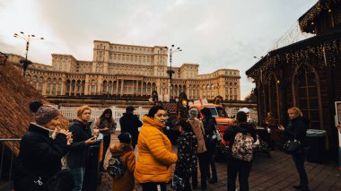 Bükreş Noel Pazarı 'nda insanlar eğleniyor