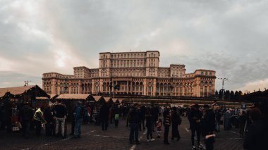 Bükreş Noel Pazarı 'nda insanlar eğleniyor