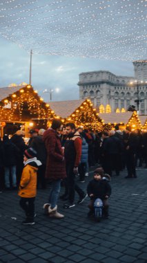 Bükreş Noel Pazarı 'nda insanlar eğleniyor