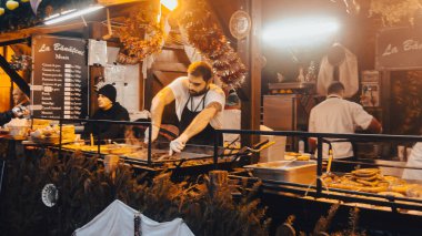 Bükreş Noel Pazarı 'nda insanlar eğleniyor