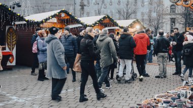 Bükreş Noel Pazarı 'nda insanlar eğleniyor