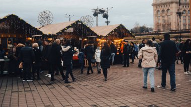 Bükreş Noel Pazarı 'nda insanlar eğleniyor