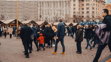 Bükreş Noel Pazarı 'nda insanlar eğleniyor