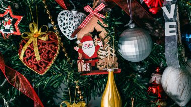 Noel süsleri. Renkli Noel ışıkları arka planı