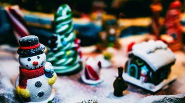 Noel süsleri. Renkli Noel ışıkları arka planı