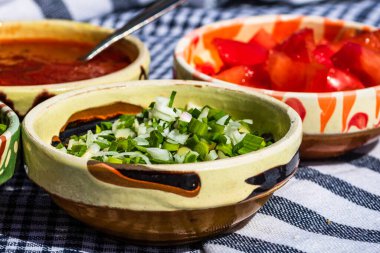 Çeşitli salata malzemeleri, domates sosu, lezzetli kızarmış yumurta ve sağlıklı kahvaltı için çiğ sebze.