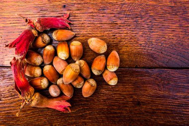 Tahta masada taze, olgun kırmızı fındıklar.