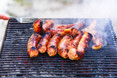 Kömür mangalında ızgara domuz eti ve sosis. Lezzetli barbekü, yemek konsepti, ızgaradaki yemek ve ızgaradaki yemeğin ayrıntıları.