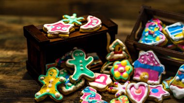 Tahta masadaki ev yapımı Noel kurabiyeleri.