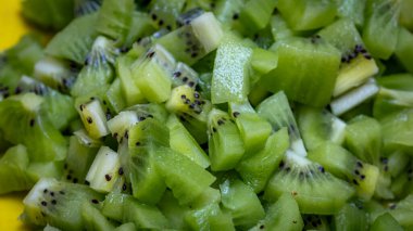 Olgun kivi meyvesi. Tatlılar için kesilmiş egzotik kivi meyvelerinin ayrıntıları