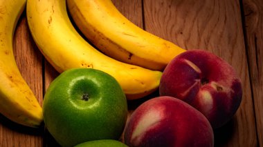 ahşap masa üzerinde taze meyve karışımı