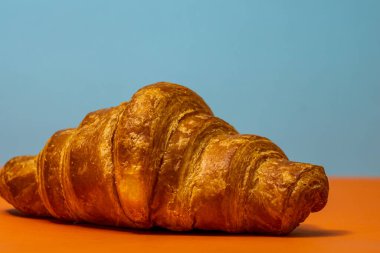 Lezzetli, taze kruvasanlar. Fransız kahvaltı konsepti