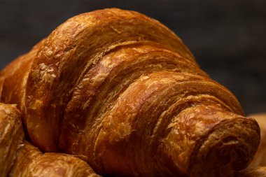 Lezzetli, taze kruvasanlar. Fransız kahvaltı konsepti