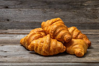 Lezzetli, taze kruvasanlar. Fransız kahvaltı konsepti