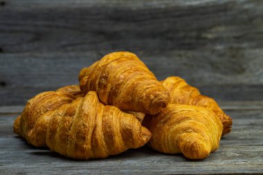 Lezzetli, taze kruvasanlar. Fransız kahvaltı konsepti