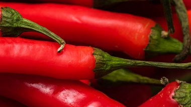 Kırmızı kırmızı biberler, yaklaşın. Kırmızı biberlerin arka planı