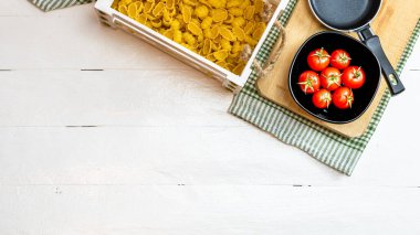 Güzel İtalyan makarnası, domates, soğan ve makarna pişirmek için sarımsak.