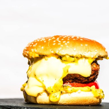 Lezzetli ev yapımı çizburger. Turşulu çizburger, domates, soğan, erimiş peynir.