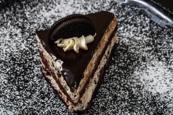 초콜릿 쿠키와 비스킷을 곁들인 케이크 로열티 프리 스톡 이미지