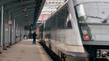 Bükreş Kuzey Tren İstasyonu 'nda Tren (Gara de Nord Bucuresti)