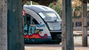 Bükreş Kuzey Tren İstasyonu 'nda Tren (Gara de Nord Bucuresti)