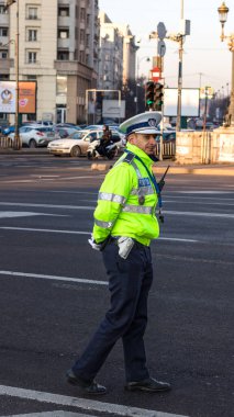 Trafiği polis memuru ve Romanya Trafik Polisi (Politia Rutiera) yönetiyor