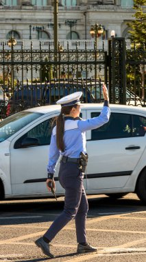 Trafiği polis memuru ve Romanya Trafik Polisi (Politia Rutiera) yönetiyor