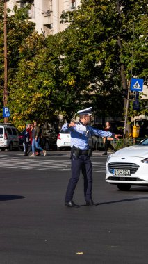 Trafiği polis memuru ve Romanya Trafik Polisi (Politia Rutiera) yönetiyor