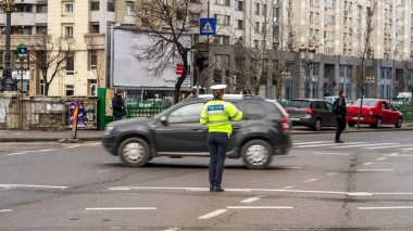 Trafiği polis memuru ve Romanya Trafik Polisi (Politia Rutiera) yönetiyor