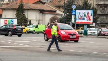Trafiği polis memuru ve Romanya Trafik Polisi (Politia Rutiera) yönetiyor