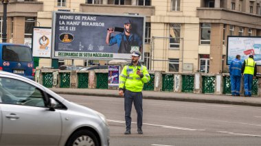 Trafiği polis memuru ve Romanya Trafik Polisi (Politia Rutiera) yönetiyor